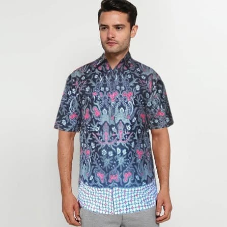Baju Batik Pria Dengan Tumpal Motif Raditya